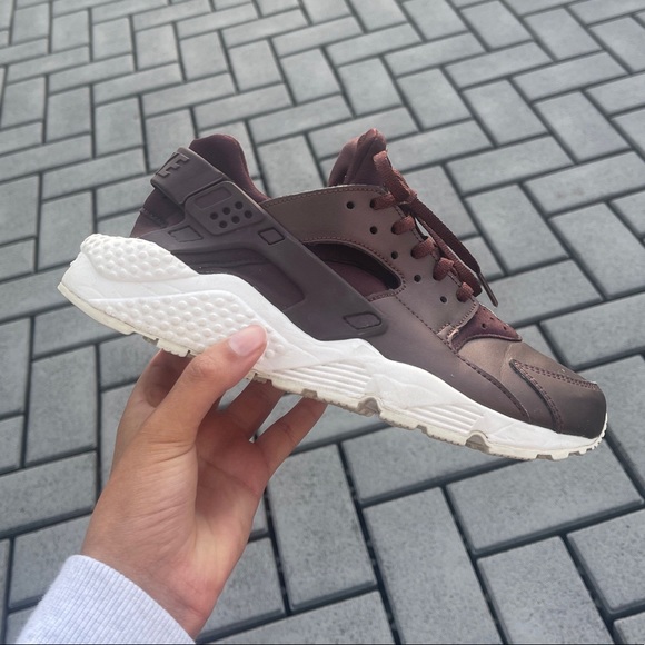 Nike Shoes - NIKE AIR HUARACHE [METALLIC MAHOGANY]
